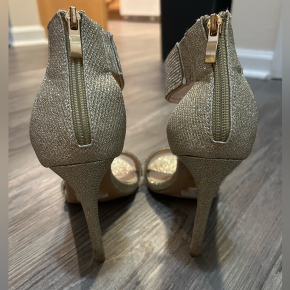 Ladies Gold Heels - Picture 2 of 5
